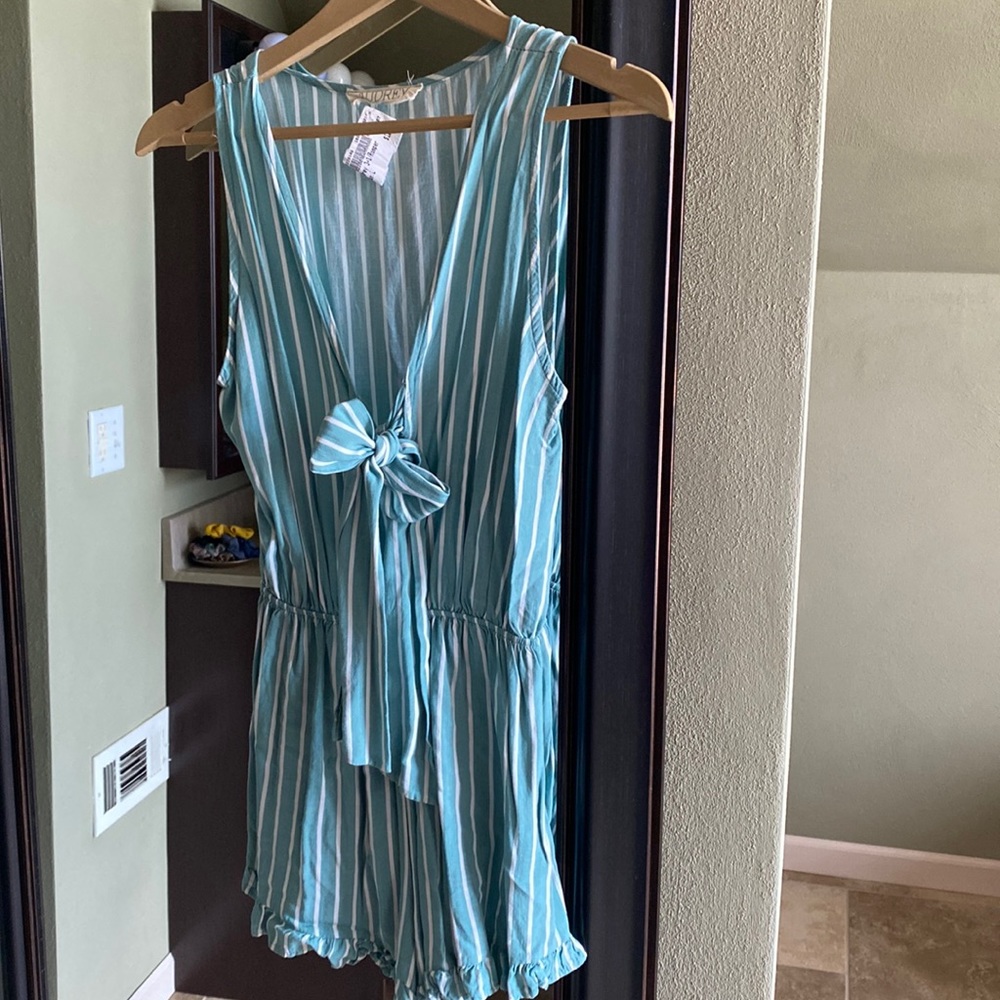 Key hole tie front romper